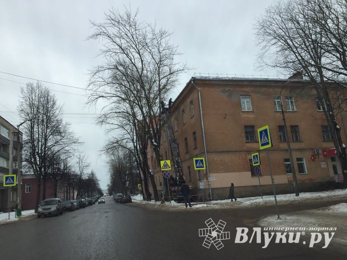 ФОТОФАКТ: В Великих Луках чистят снег