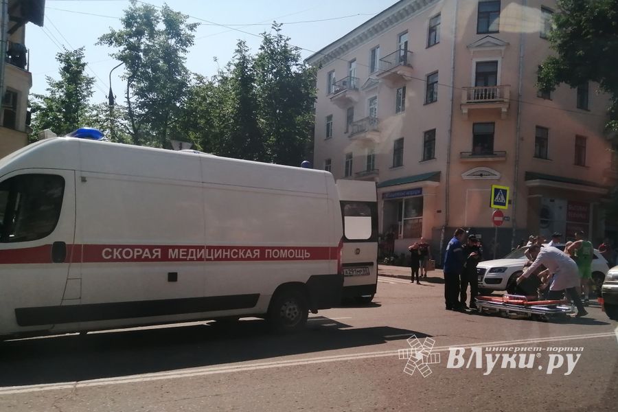 На центральном проспекте Великих Лук пострадали два человека (ФОТО)