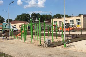 У новой школы в Великих Луках уложили футбольное поле и беговые дорожки