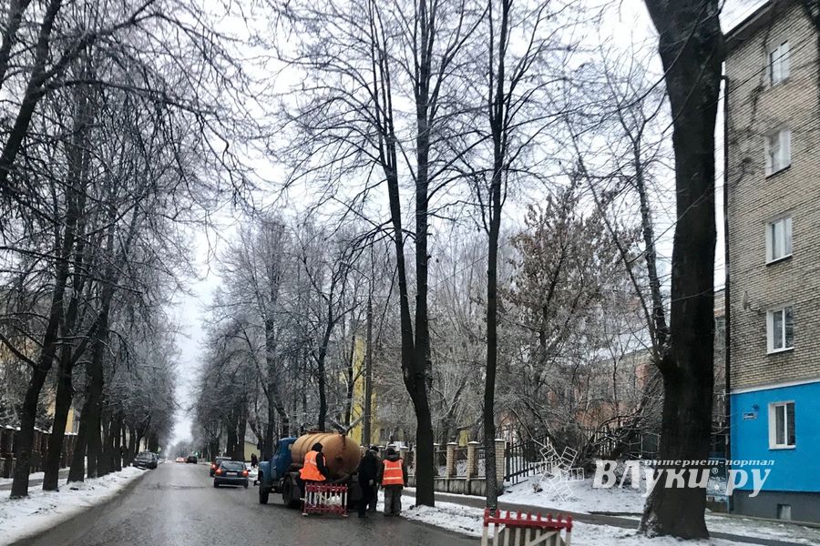 На улице Некрасова идет ликвидация прорыва водопровода