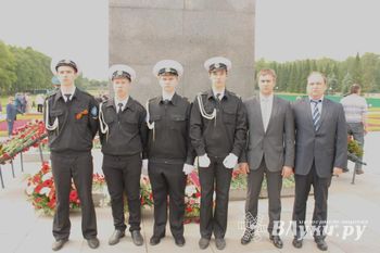 В День памяти и скорби сотрудники Северо-Западного теруправления Росрыболовства возложили цветы на мемориальном кладбище (фото)