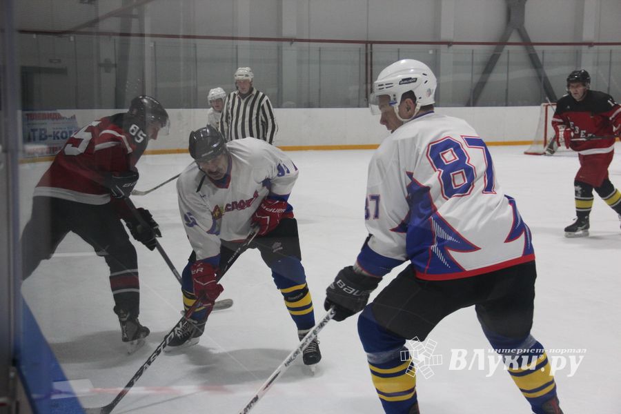 Две великолукские команды хоккеистов одержали победы в домашних матчах (ФОТО)