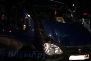В Великих Луках пьяный водитель Газели врезался в дерево (фото)