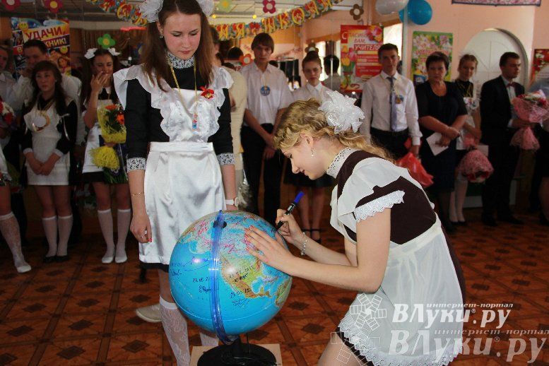 В Великих Луках прозвенели «Последние звонки»