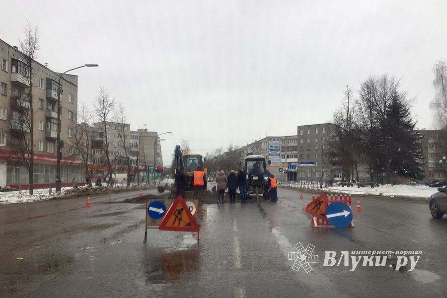 В Великих Луках на Гагарина ремонтируют дорогу (ФОТО)