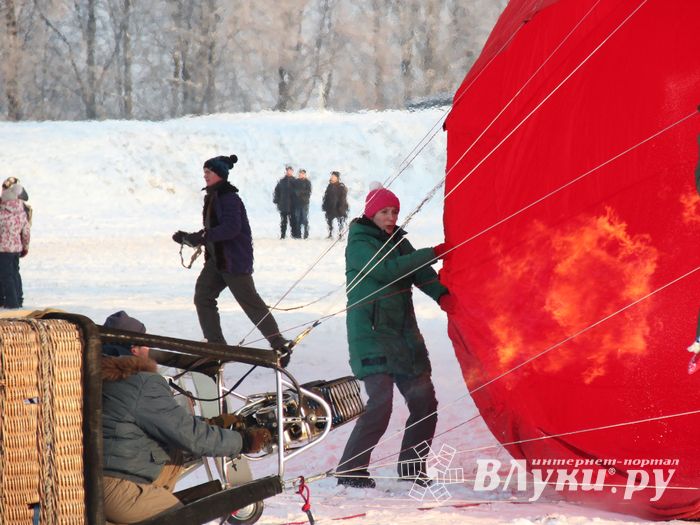 Над Великими Луками взлетели «Яблоки на снегу» (фото)