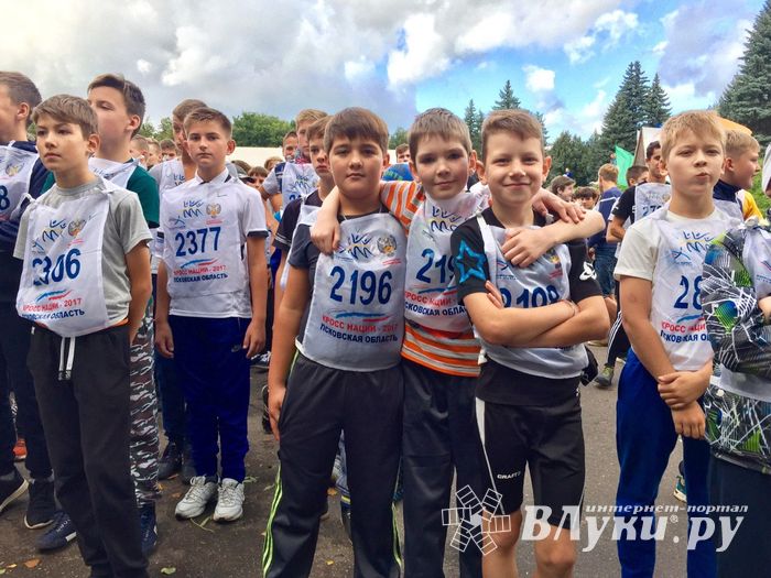 В Великих Луках стартовал Всероссийский день бега «Кросс нации-2017» (ФОТО)