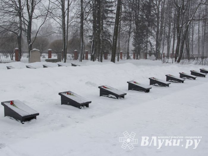 Великолучане возложили цветы на братском мемориальном захоронении (ФОТО)