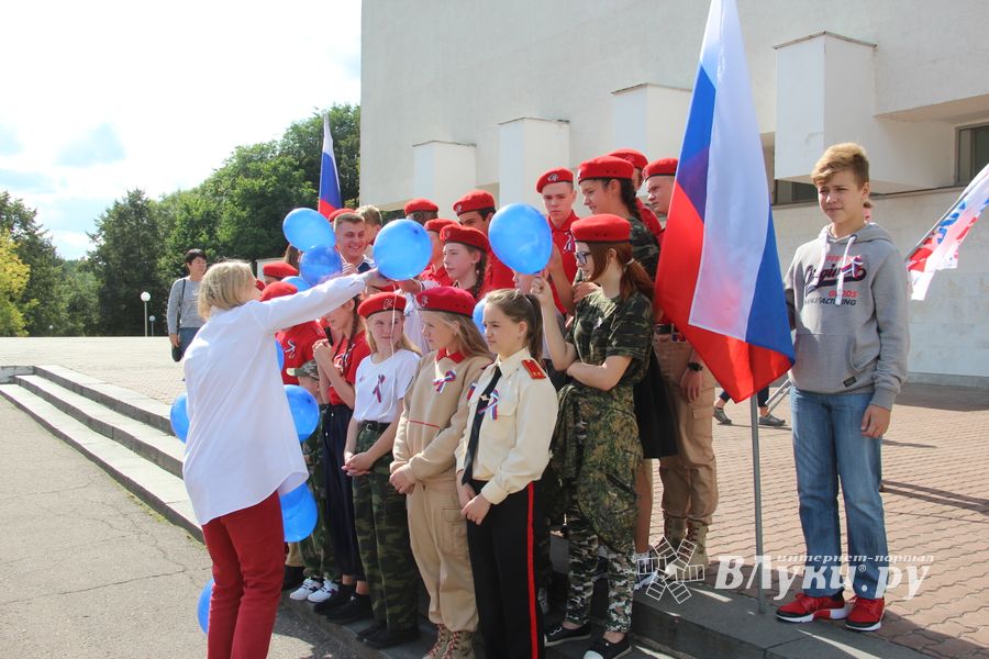 Великолучане отмечают День флага (ФОТО)