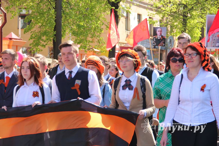 По центральному проспекту Великих Лук прошёл  «Бессмертный полк» (0+) (ФОТО)