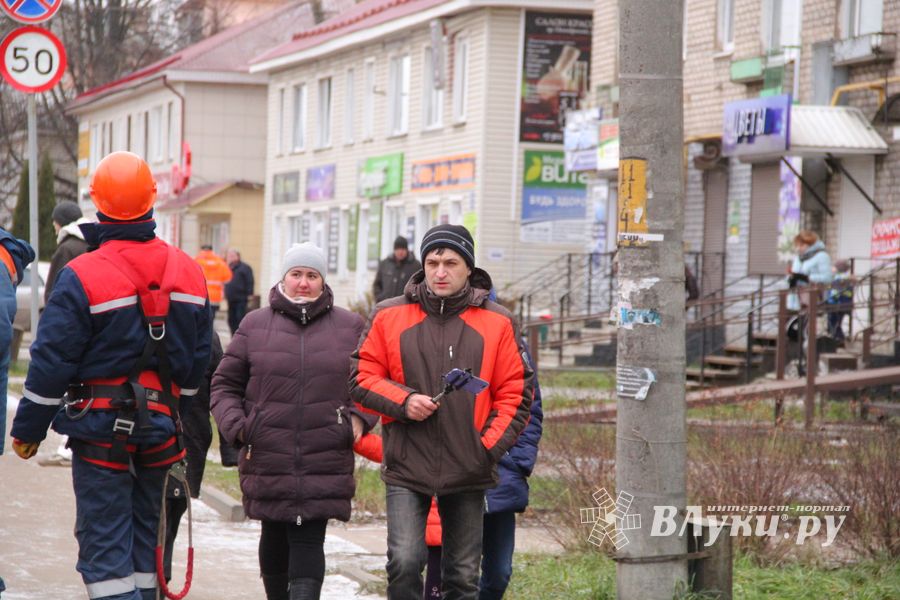 Негабаритный автопоезд вновь следует по улицам Великих Лук