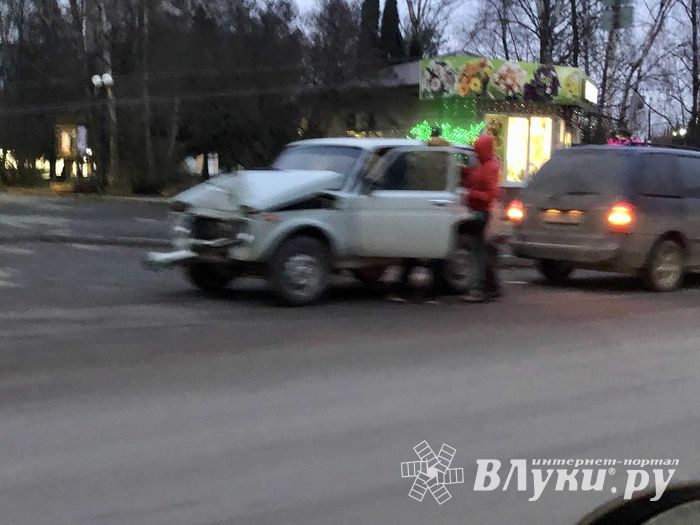 Нива «обняла» столб на Калинина (ФОТО)