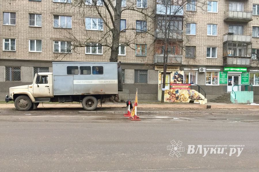 На ул. Дьяконова вскрыто дорожное полотно (ФОТО)