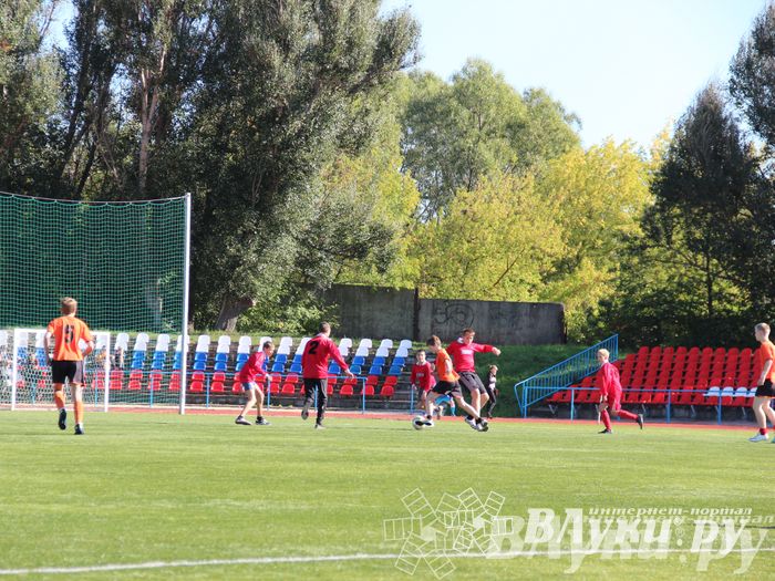 В Великих Луках стартовал открытый турнир по футболу