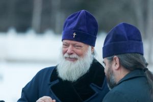 Андрей Турчак поприветствовал архиерея Великолукской епархии на Псковской земле и вручил «чашу терпения» (фото)