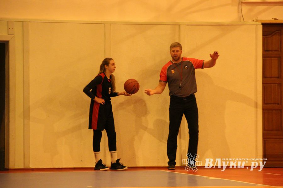 Великолукские баскетболистки борются за Кубок города (ФОТО)