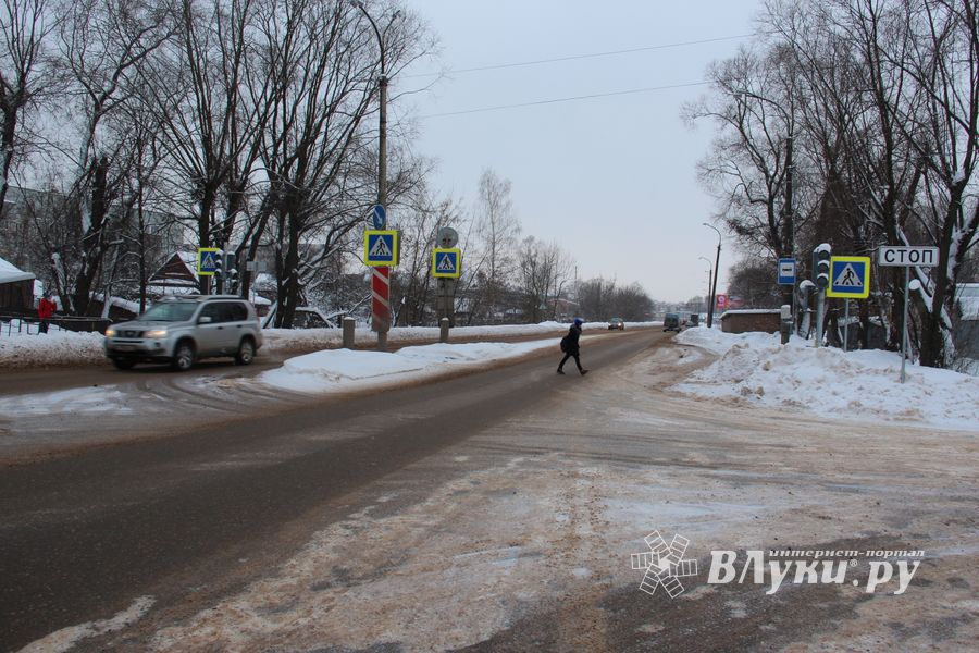 В Великих Луках появился новый светофор