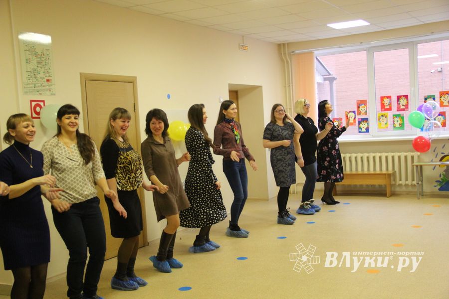 Великолукские школьники поздравили мам и учительниц (ФОТО)