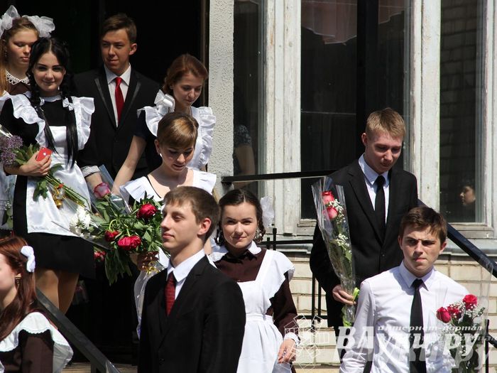 В Великих Луках прозвенели «Последние звонки»