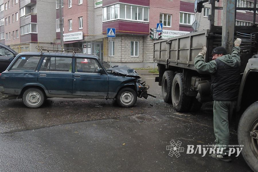 ДТП в Великих Луках: ВАЗ-2104 пытался протаранить грузовик