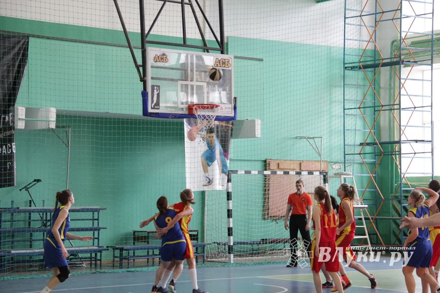 В Великих Луках прошел чемпионат по баскетболу