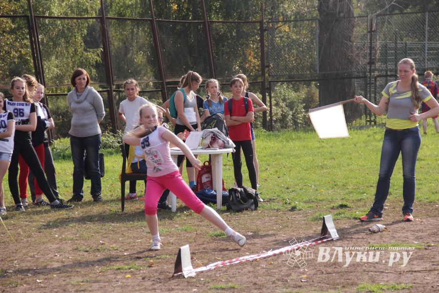 В Великих Луках состоялись соревнования «Шиповка юных» (фото)
