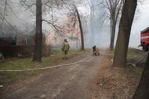 В Великих Луках на проспекте Гагарина горел барак (ФОТО)
