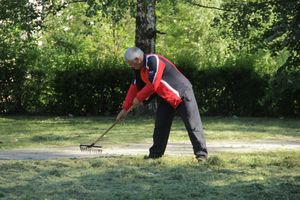 В Великих Луках убрали территорию у памятного знака рабочим ЛРЗ (ФОТО)