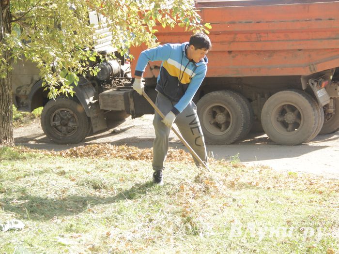 В Великих Луках убрали территорию у памятного знака рабочим ЛРЗ (ФОТО)