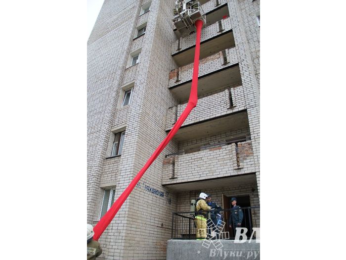 В Великих Луках прошли областные соревнования среди пожарных по спасению пострадавших