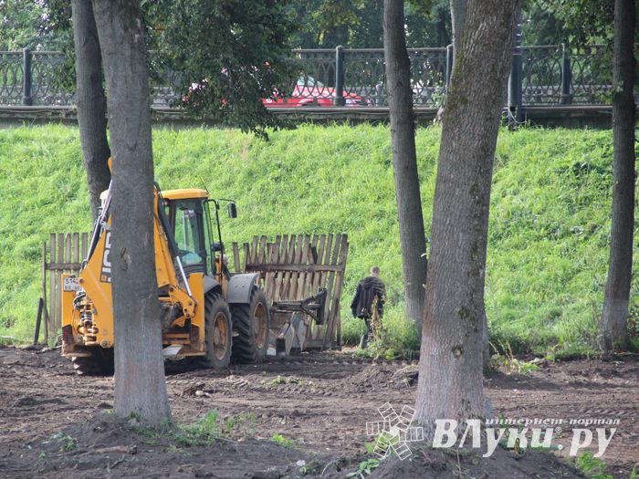 В великолукском парке приступили к планировке территории (ФОТО)