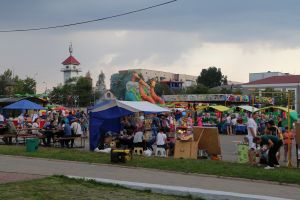 Андрей Турчак встретил День города Новосокольники вместе с жителями под проливным дождем (ФОТО)