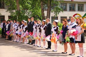 В Великих Луках прозвенели «последние» звонки (ФОТО)