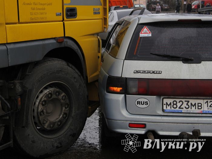  В Великих Луках на площади Калинина опять ДТП (ФОТО)