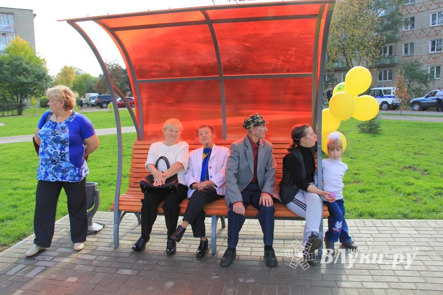 В Великих Луких благоустроили сквер на ул. Жукова (фото)