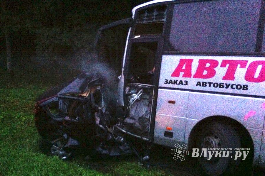 На трассе Санкт-Петербург-Невель столкнулись Ниссан и автобус МАН - 1 человек погиб (фото) 