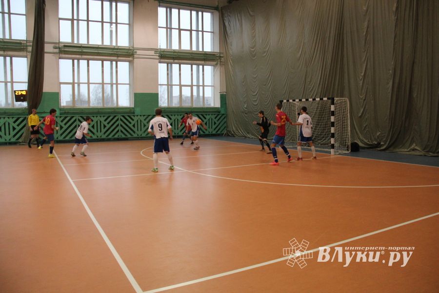 В Великих Луках продолжается Первенство города по мини-футболу (фото)