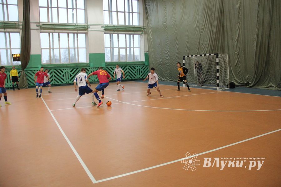 В Великих Луках продолжается Первенство города по мини-футболу (фото)