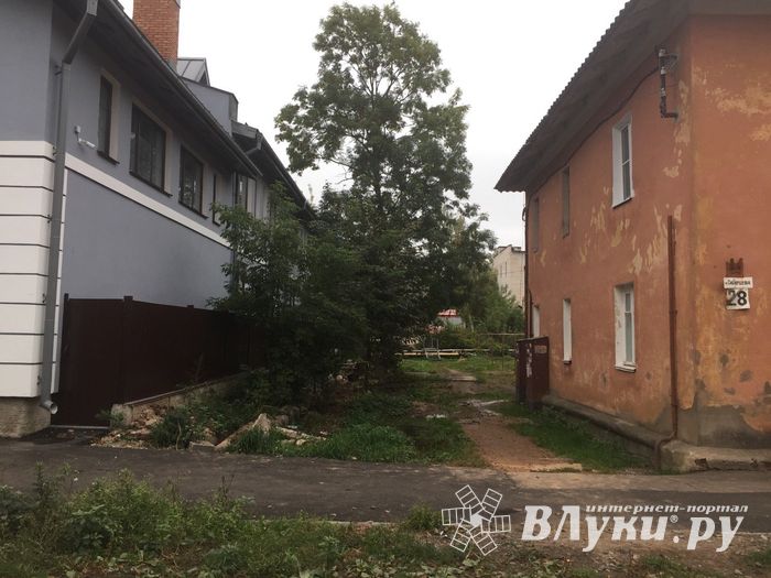 В Великих Луках забил «гейзер», по словам коммунальщиков, «рядовая ситуация» (ФОТО+ЗВУК)