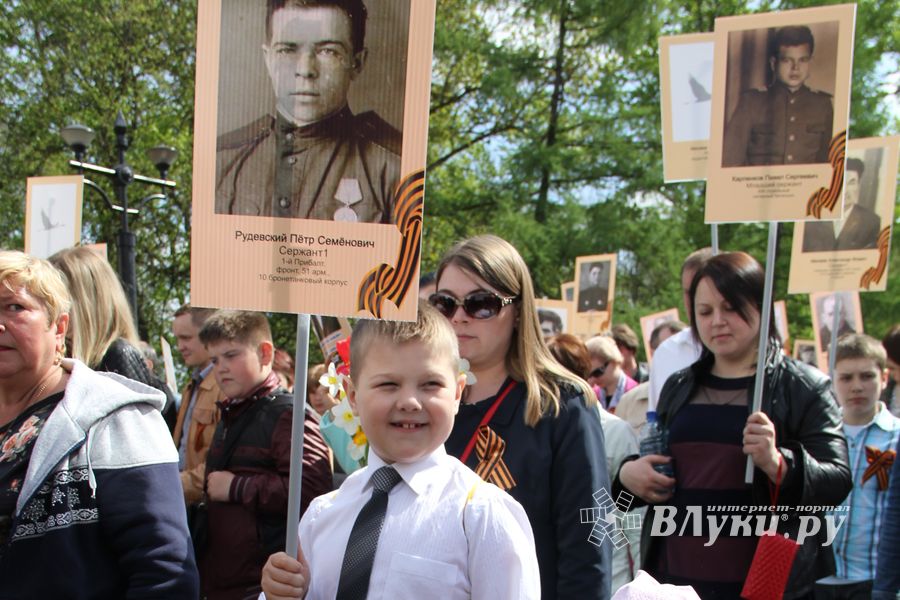 Парад Победы в Великих Луках (фото)