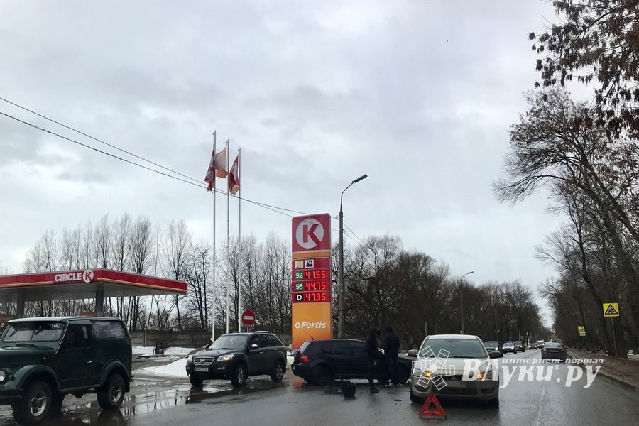 ДТП на выезде с АЗС на проспекте Гагарина (ФОТО)