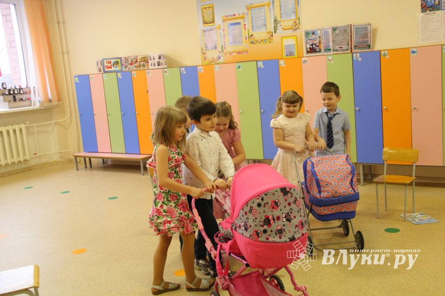 Великолукские школьники поздравили мам и учительниц (ФОТО)