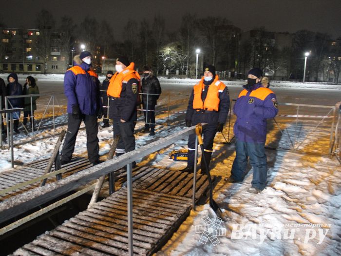 В Великих Луках проходят крещенские купания (ФОТО)