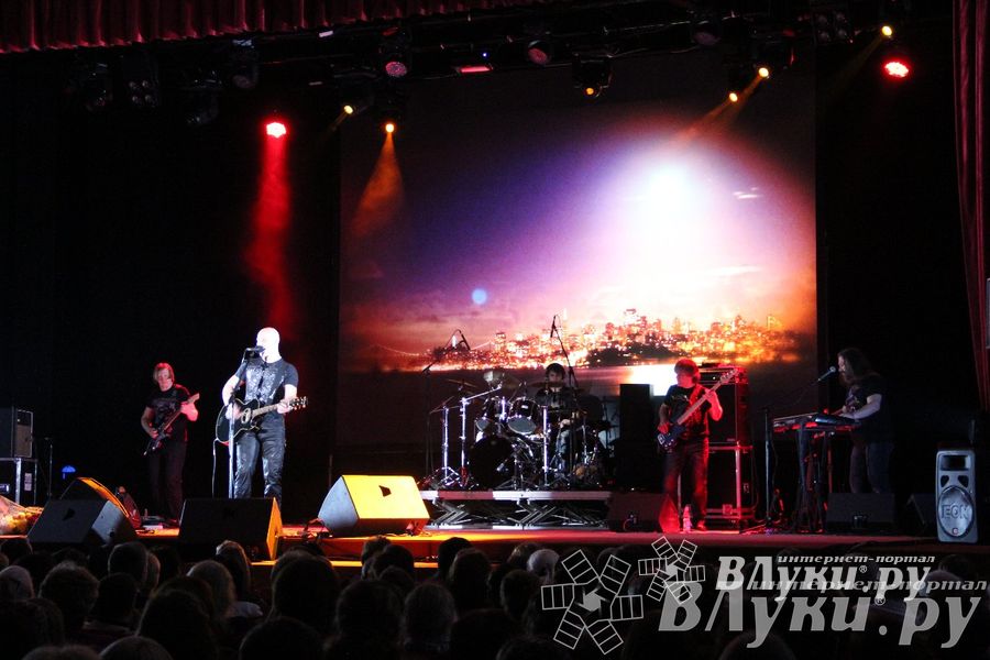 В Великих Луках состоялся концерт Дениса Майданова