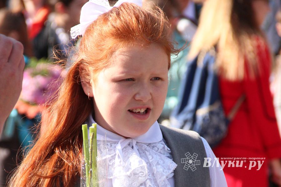 Самую многочисленную школу Великих Лук пополнили 116 первоклассников (ФОТО)