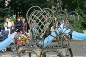 Торжественное открытие парковой скульптуры «Кресло влюбленных»