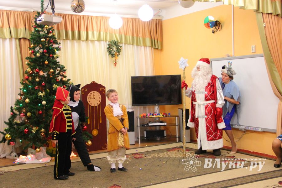 В Великие Луки пришла пора новогодних утренников (ФОТО)