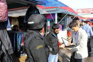 Полицейские, сотрудники УФМС, ОМОН и СОРБ искали на псковских рынках незаконных мигрантов