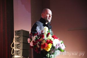 Максим Аверин выступил в Великих Луках с моноспектаклем (фото)