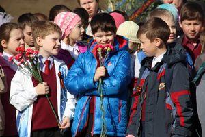 Ученики лицея №11 возложили цветы к могилам Братского кладбища (ФОТО)